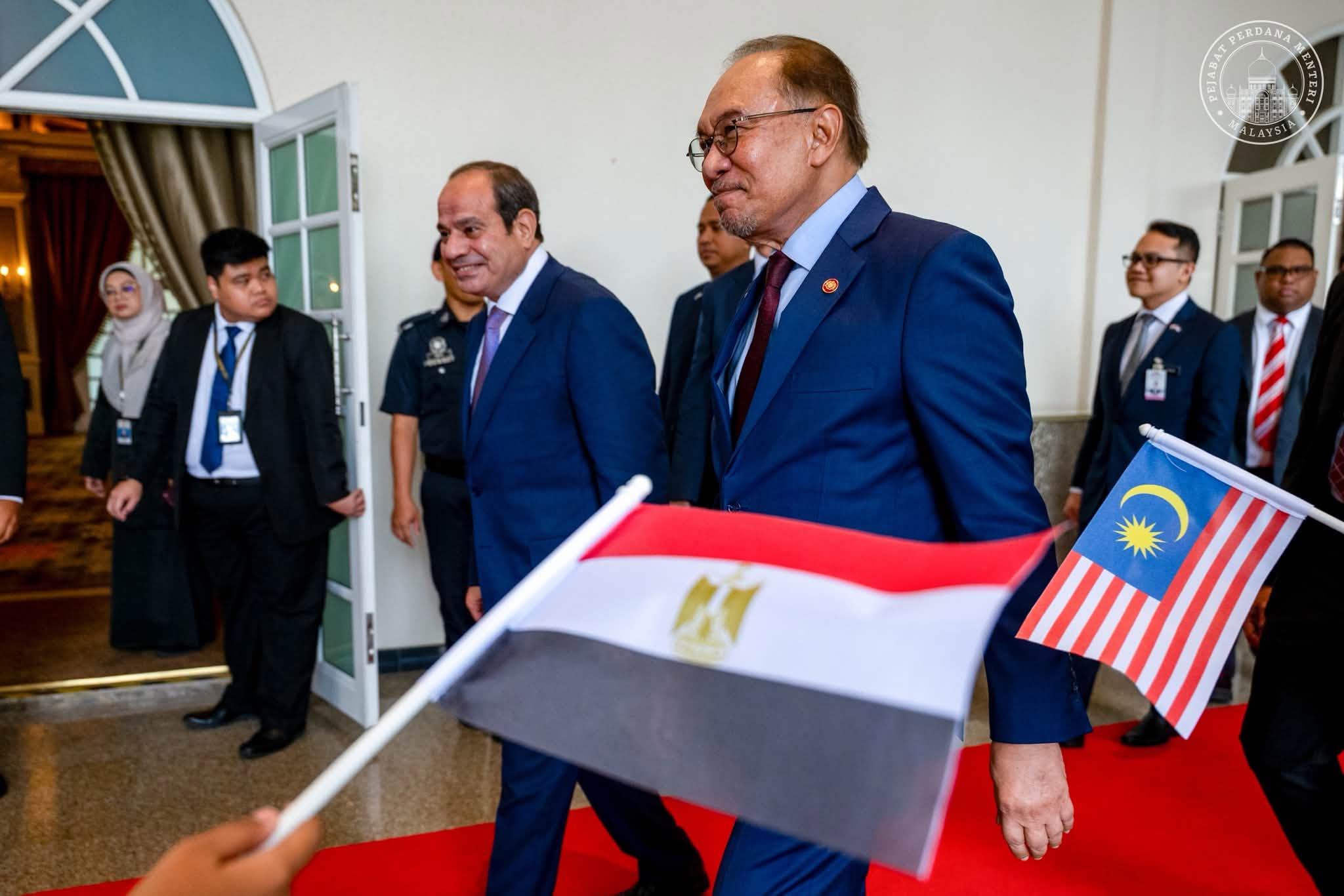 استقبال الرئيس السيسي بالعلمين المصري والماليزي